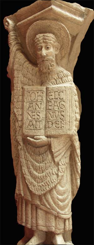 Saint Jean Baptiste vêtu de sa peau de bête constitue le pied-droit sud du tympan