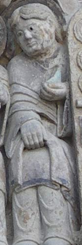 Ezéchiel, relevant sa chasuble sur le genou