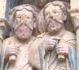 Moïse investit son frère Aaron en lui posant  la main sur l'épaule . Aaron pointe du doigt un rouleau de la Thora reçue par Moïse Moïse investissant Aaron