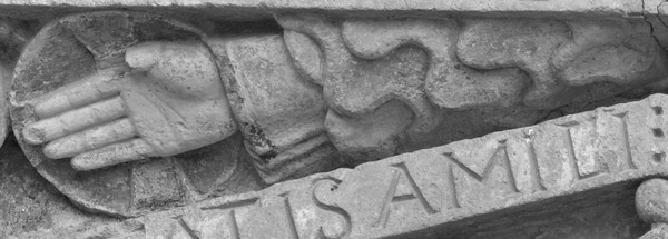 Les symboles de la Trinité au tympan de Conques